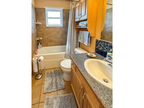 917 10Th Street S, Cranbrook, BC - Indoor Photo Showing Bathroom