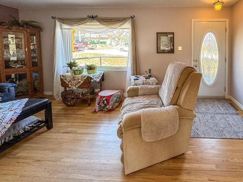 917 10Th Street S, Cranbrook, BC - Indoor Photo Showing Living Room