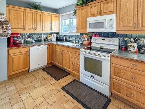 917 10Th Street S, Cranbrook, BC - Indoor Photo Showing Kitchen