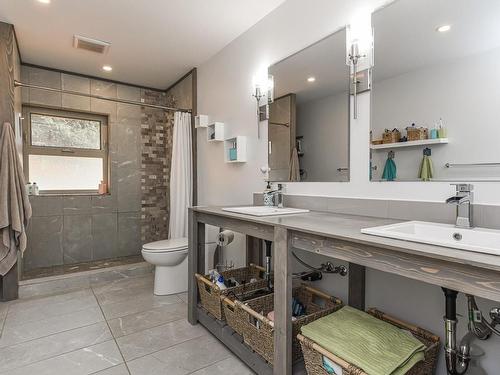 6437 Rennie Rd, Courtenay, BC - Indoor Photo Showing Bathroom