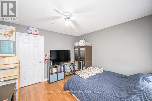 22 Falconridge Dr, Hamilton, ON - Indoor Photo Showing Bedroom