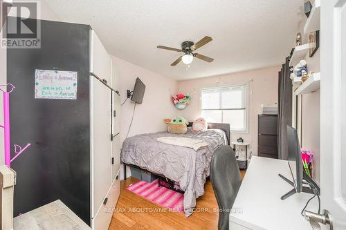 22 Falconridge Dr, Hamilton, ON - Indoor Photo Showing Bedroom