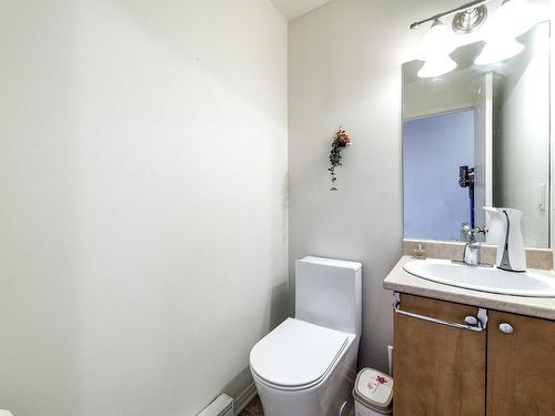 Powder room - 210 Rue Laurier, Vaudreuil-Dorion, QC - Indoor Photo Showing Bathroom