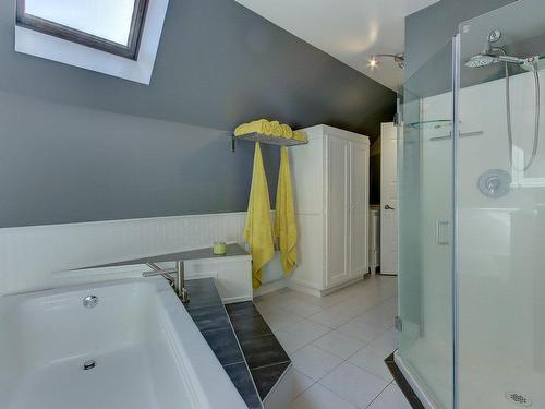 Bathroom - 192 Rue St-Alexandre, Saint-Constant, QC - Indoor Photo Showing Bathroom