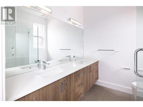 821 Stockwell Avenue Unit# 2, Kelowna, BC - Indoor Photo Showing Bathroom