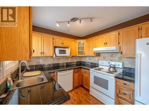 615 6Th Avenue Unit# 2, Keremeos, BC - Indoor Photo Showing Kitchen