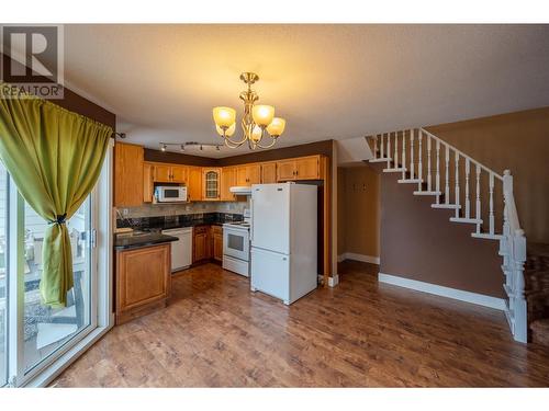 615 6Th Avenue Unit# 2, Keremeos, BC - Indoor Photo Showing Kitchen