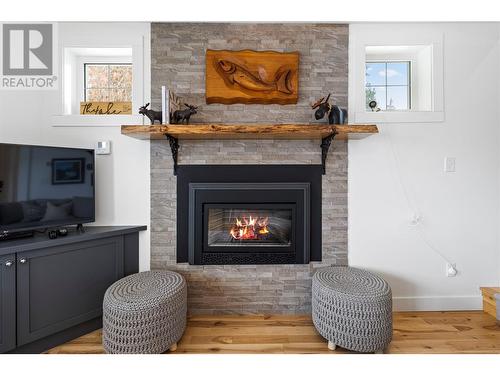 2863 Caen Road Unit# 3, Sorrento, BC - Indoor Photo Showing Living Room With Fireplace