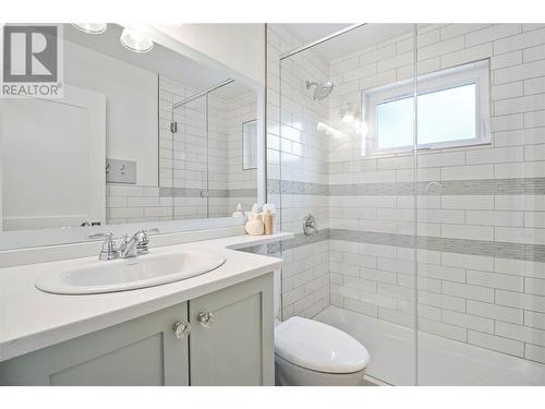 2863 Caen Road Unit# 3, Sorrento, BC - Indoor Photo Showing Bathroom