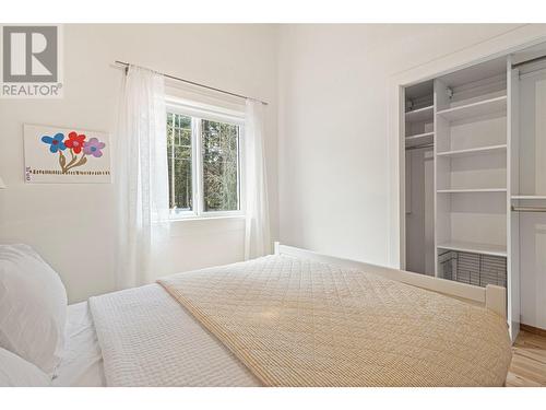 2863 Caen Road Unit# 3, Sorrento, BC - Indoor Photo Showing Bedroom