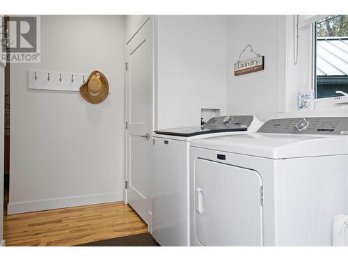 2863 Caen Road Unit# 3, Sorrento, BC - Indoor Photo Showing Laundry Room