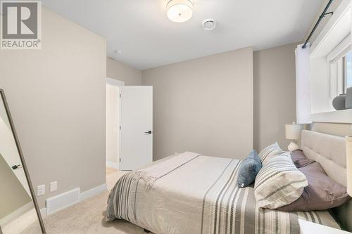 3220 Hilltown Drive Unit# 20, Kelowna, BC - Indoor Photo Showing Bedroom