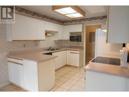 Unit #215, 4630 Ponderosa Drive, Peachland, BC - Indoor Photo Showing Kitchen With Double Sink