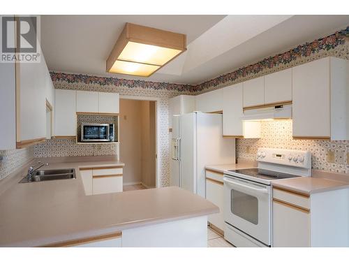 Unit #215, 4630 Ponderosa Drive, Peachland, BC - Indoor Photo Showing Kitchen With Double Sink