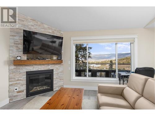2325 Silver Place Unit# 16, Kelowna, BC - Indoor Photo Showing Living Room With Fireplace