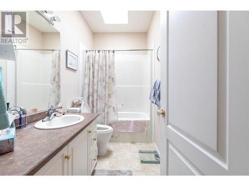 5300 Huston Road Unit# 211, Peachland, BC - Indoor Photo Showing Bathroom