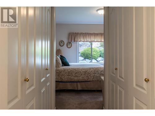 5300 Huston Road Unit# 211, Peachland, BC - Indoor Photo Showing Bedroom