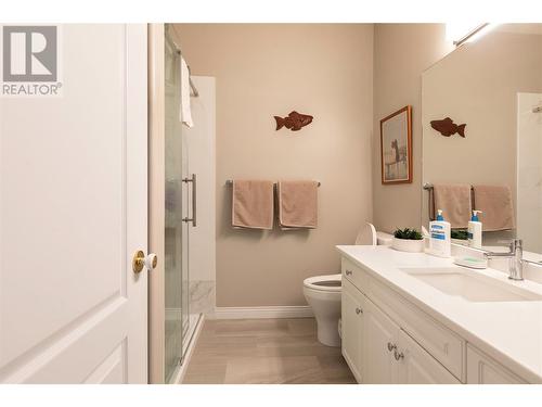 5300 Huston Road Unit# 211, Peachland, BC - Indoor Photo Showing Bathroom