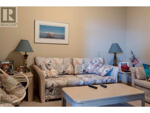 5300 Huston Road Unit# 211, Peachland, BC - Indoor Photo Showing Living Room