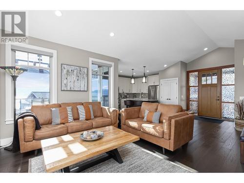 4000 Redstone Crescent Unit# 204, Peachland, BC - Indoor Photo Showing Living Room
