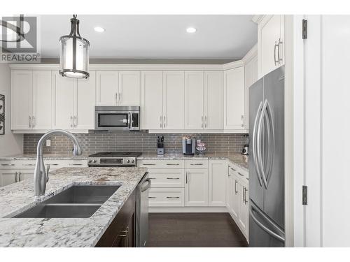 4000 Redstone Crescent Unit# 204, Peachland, BC - Indoor Photo Showing Kitchen With Stainless Steel Kitchen With Double Sink With Upgraded Kitchen