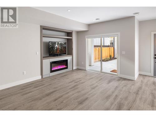 750 Kinnear Avenue Unit# 3, Kelowna, BC - Indoor Photo Showing Living Room With Fireplace