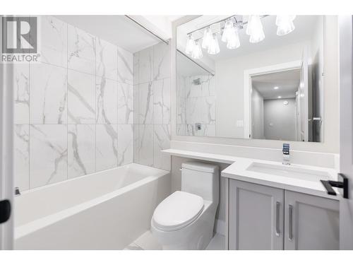 750 Kinnear Avenue Unit# 3, Kelowna, BC - Indoor Photo Showing Bathroom