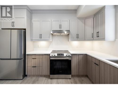 750 Kinnear Avenue Unit# 3, Kelowna, BC - Indoor Photo Showing Kitchen With Stainless Steel Kitchen With Upgraded Kitchen