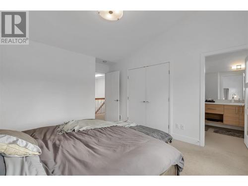 766 Cadder Avenue, Kelowna, BC - Indoor Photo Showing Bedroom
