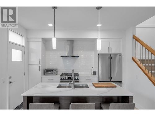 766 Cadder Avenue, Kelowna, BC - Indoor Photo Showing Kitchen With Upgraded Kitchen