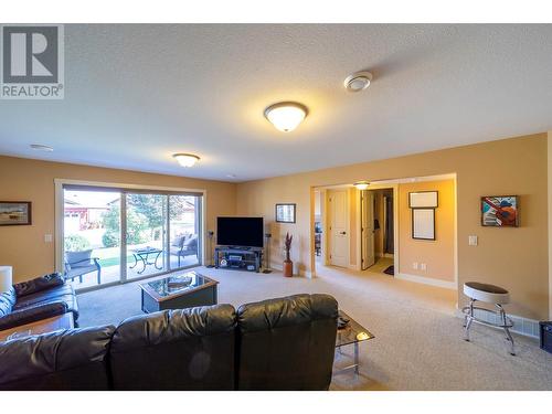 3897 Sonoma Pines Drive, Westbank, BC - Indoor Photo Showing Living Room