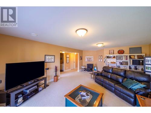 3897 Sonoma Pines Drive, Westbank, BC - Indoor Photo Showing Living Room