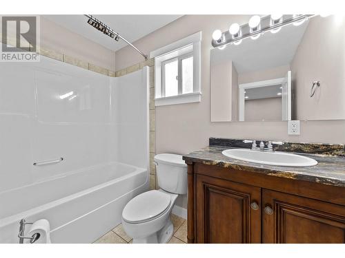1596 Okanagan Avenue Se Unit# 4, Salmon Arm, BC - Indoor Photo Showing Bathroom