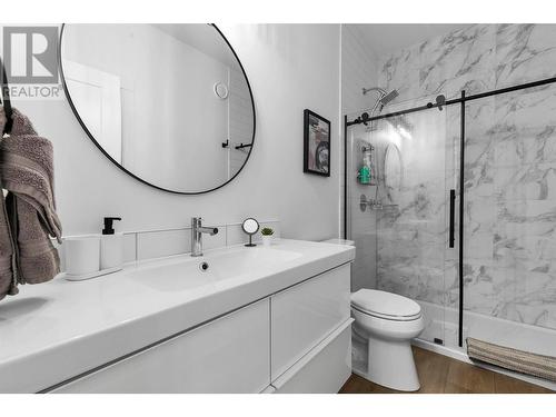 745 Morrison Avenue Unit# 4, Kelowna, BC - Indoor Photo Showing Bathroom