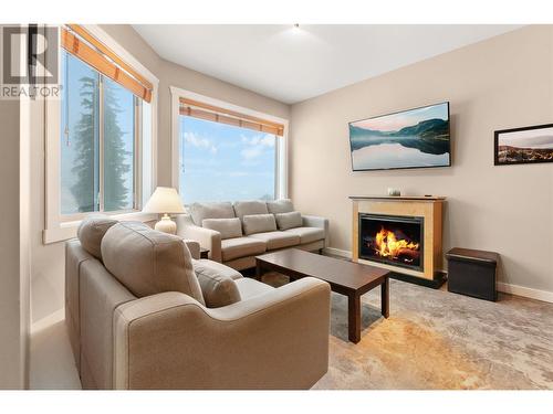 306 Creekview Road Unit# 11, Apex Mountain, BC - Indoor Photo Showing Living Room With Fireplace