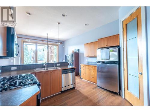 101 Falcon Point Way Unit# 3, Vernon, BC - Indoor Photo Showing Kitchen With Double Sink