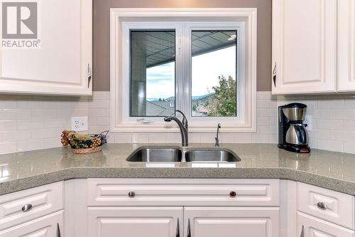 4400 Gallaghers Drive E Unit# 14, Kelowna, BC - Indoor Photo Showing Kitchen With Double Sink