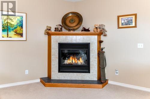 4400 Gallaghers Drive E Unit# 14, Kelowna, BC - Indoor Photo Showing Living Room With Fireplace