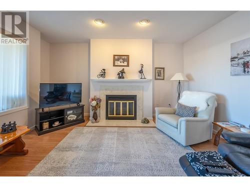 3146 Paris Street Unit# 113, Penticton, BC - Indoor Photo Showing Living Room With Fireplace