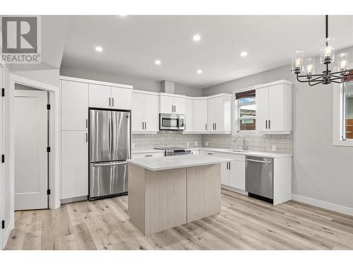 941 Stockwell Avenue, Kelowna, BC - Indoor Photo Showing Kitchen With Upgraded Kitchen