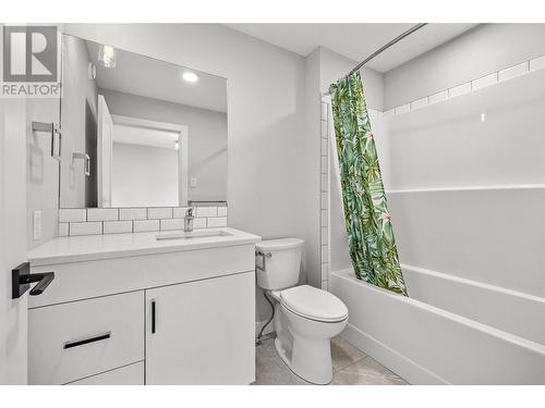 941 Stockwell Avenue, Kelowna, BC - Indoor Photo Showing Bathroom