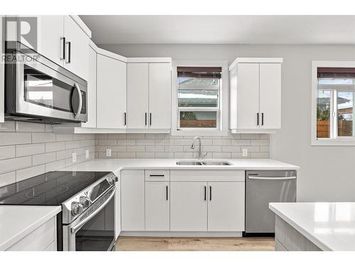 941 Stockwell Avenue, Kelowna, BC - Indoor Photo Showing Kitchen With Double Sink