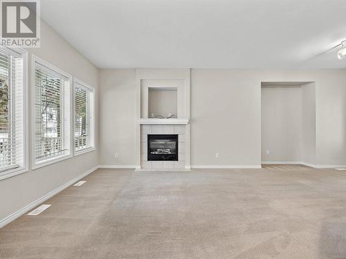3950 Gallaghers Boulevard S Unit# 11, Kelowna, BC - Indoor Photo Showing Living Room With Fireplace