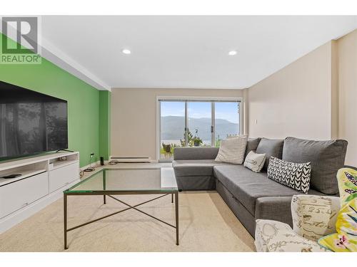 4460 Ponderosa Drive Unit# 105, Peachland, BC - Indoor Photo Showing Living Room