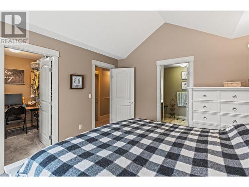 4900 Heritage Drive Unit# 604, Vernon, BC - Indoor Photo Showing Bedroom