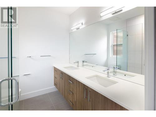 821 Stockwell Avenue Unit# 1, Kelowna, BC - Indoor Photo Showing Bathroom