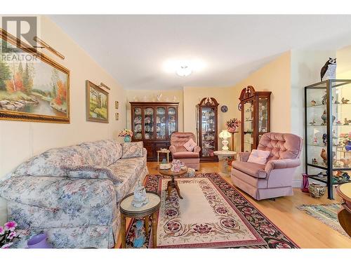 1209 Brookside Avenue Unit# 5, Kelowna, BC - Indoor Photo Showing Living Room