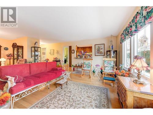 1209 Brookside Avenue Unit# 5, Kelowna, BC - Indoor Photo Showing Living Room