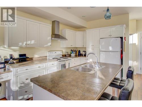 671 24 Street Ne Unit# 14, Salmon Arm, BC - Indoor Photo Showing Kitchen With Double Sink