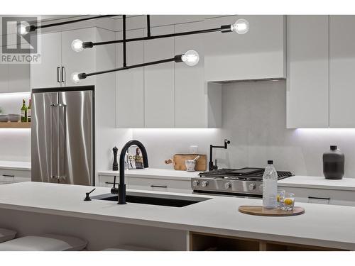 2365 Aberdeen Street, Kelowna, BC - Indoor Photo Showing Kitchen With Upgraded Kitchen
